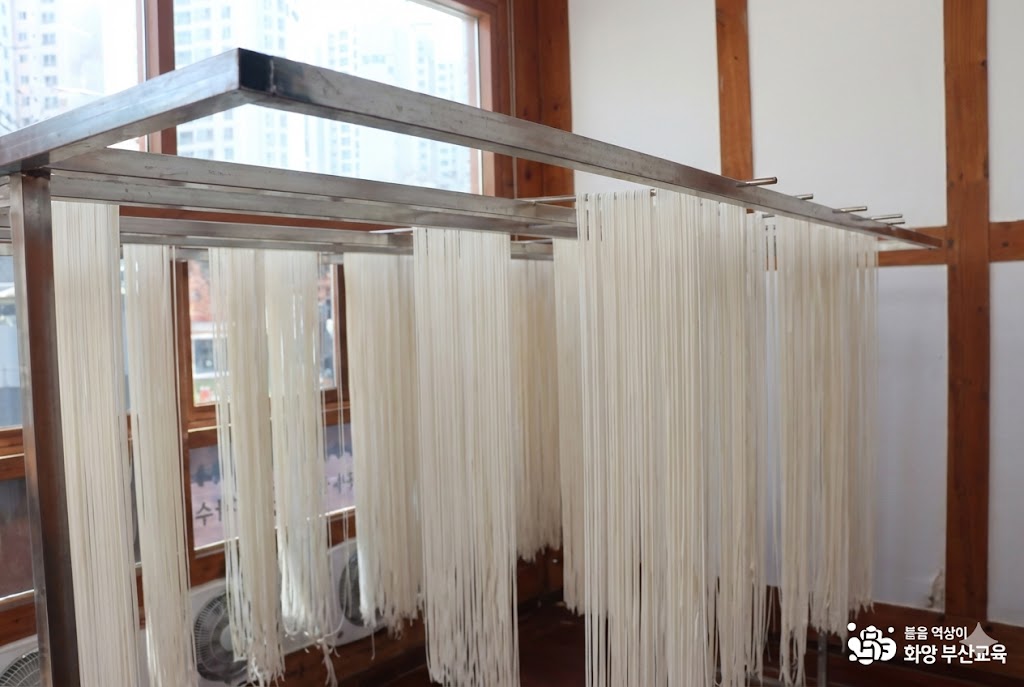 부산 구포국수 낙동강 강바람 자연 건조 모습 - 1945년부터 이어온 전통 제면 방식